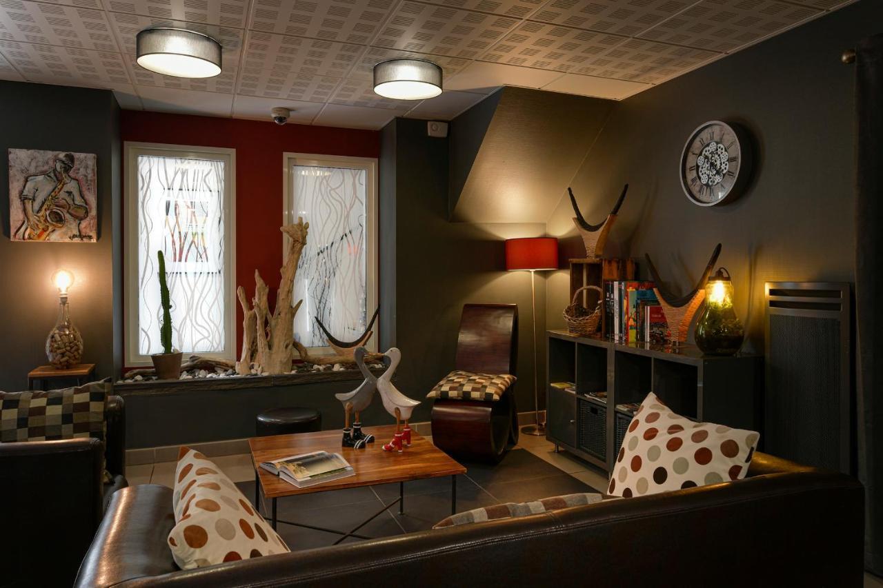 Logis Hotel & Restaurant Le Pardaillan Gondrin Bagian luar foto