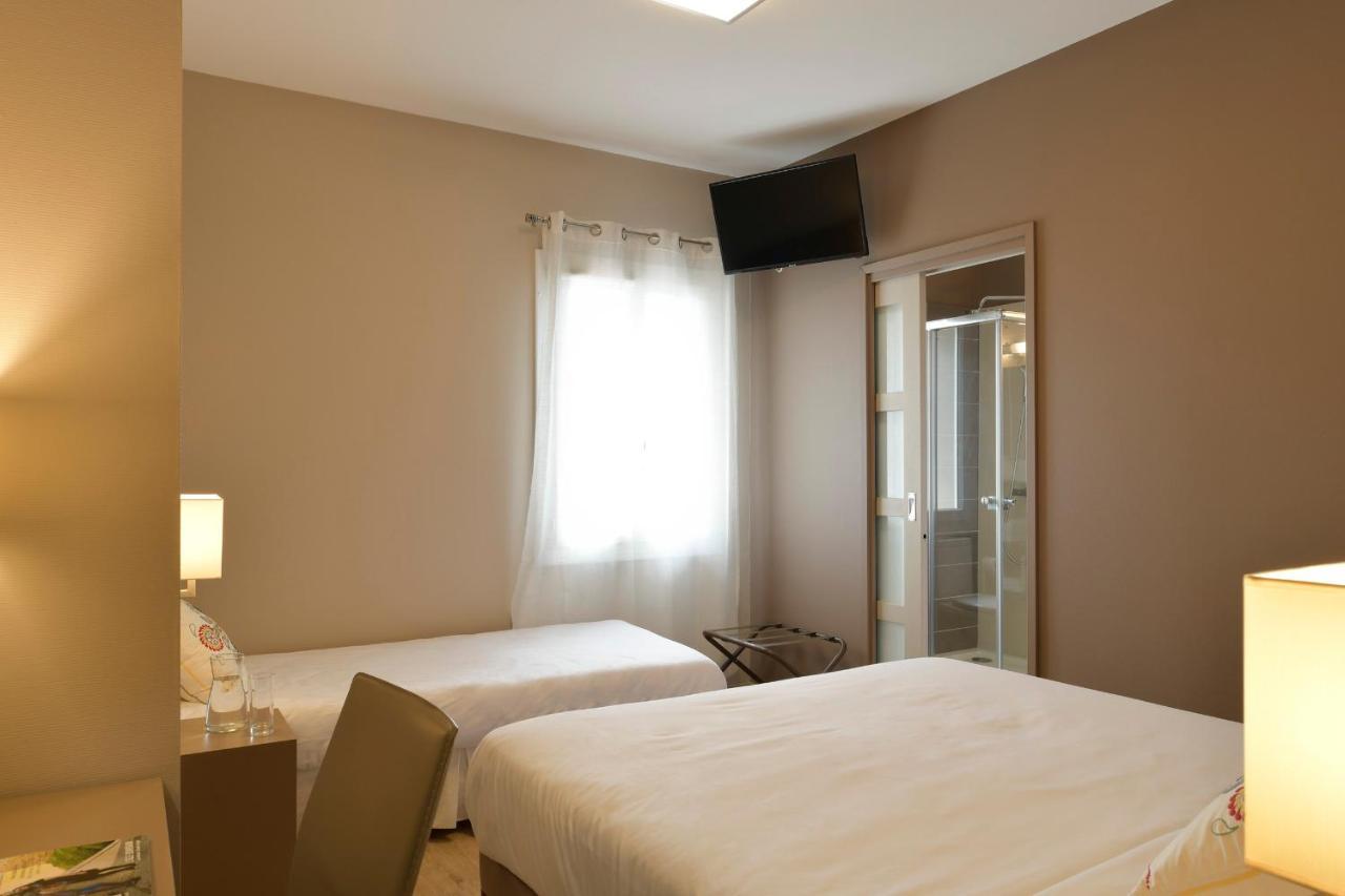 Logis Hotel & Restaurant Le Pardaillan Gondrin Bagian luar foto