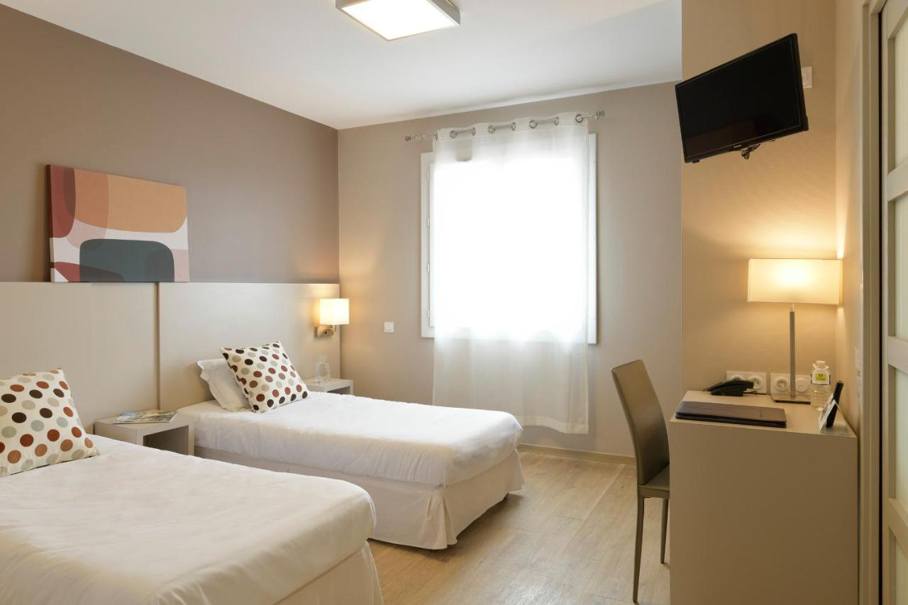 Logis Hotel & Restaurant Le Pardaillan Gondrin Bagian luar foto